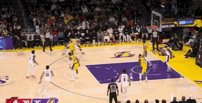 雷火电竞官网-湖人碾压广东队，霍勒迪关键制胜